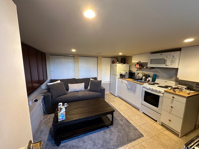 Building Photo - 615 Rolph St Unit Studio Rental