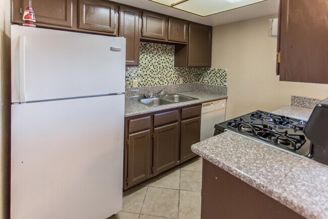 Photo - Great 2 Bedroom 1.5 Bath Townhome in Hende...