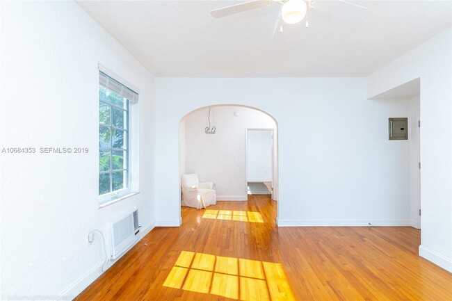 Building Photo - 732 Euclid Ave Unit upstairs