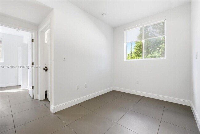 Photo - 541 NW 33rd St Unidad 2