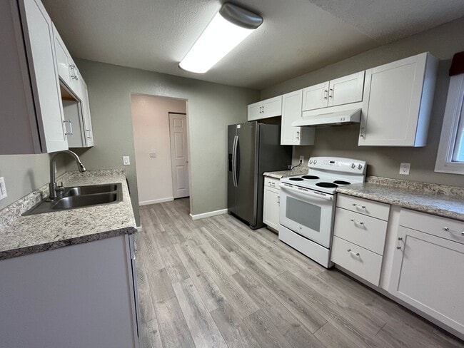 Building Photo - Stunning Two Bedroom home in East Anchorage