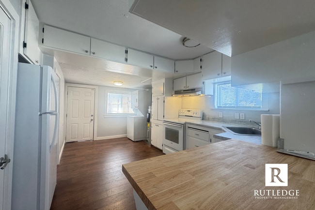 Photo - Cute & Cozy Cottage 1 Bedroom / 1 Bath - New Remodel