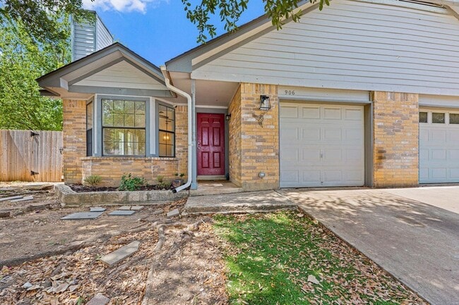 906 Oleander Ln