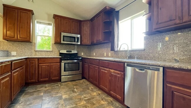 Photo - 3BD/1BA - Cozy Home with a Spacious Yard and Modern Kitchen!
