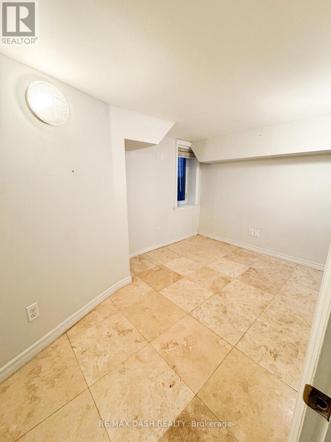 Photo - 1529 Queen St E