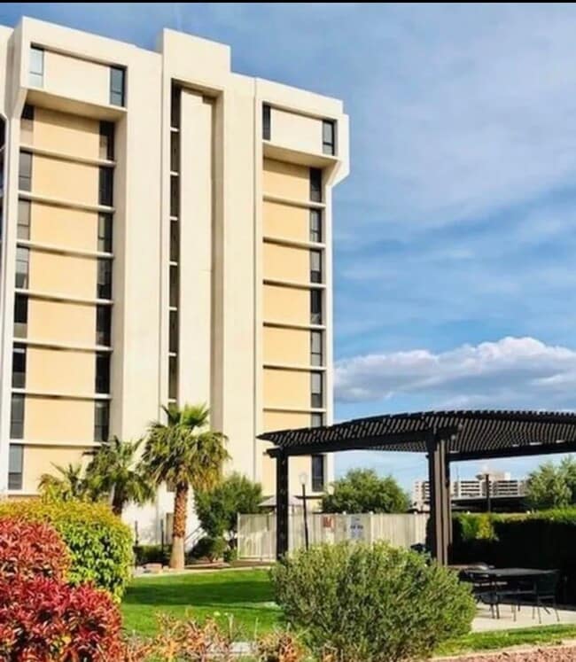 Photo - 3930 University Center Dr Unidad 60