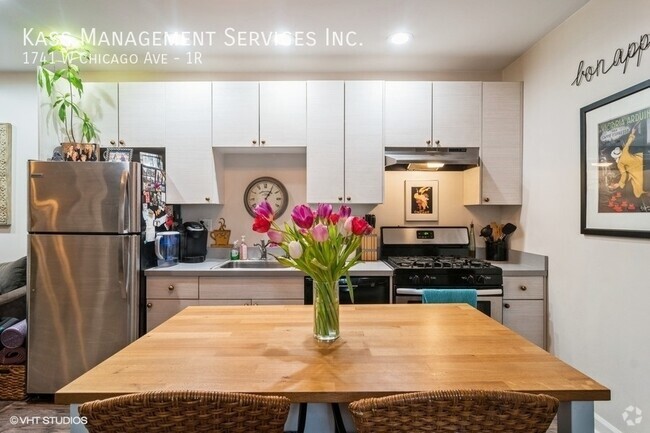 Building Photo - 1741 W Chicago Ave Unit 1R Rental