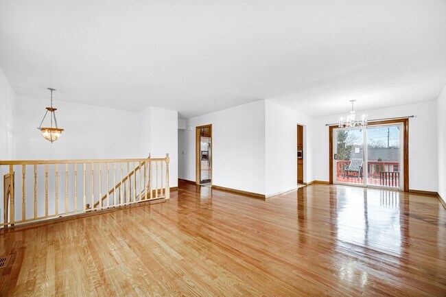 Photo - 4 Bed 2.5 Bath in Des Plaines
