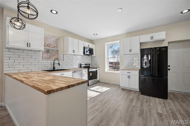 Photo - 816 McLaran Ave