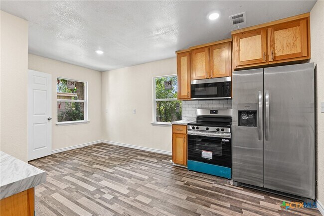 Photo - 906 Attas Ave