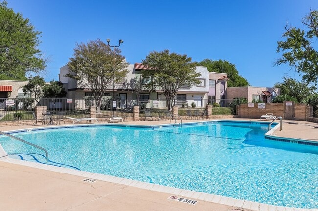 Building Photo - $250 OFF first months rent!!! 3 bedroom 2....