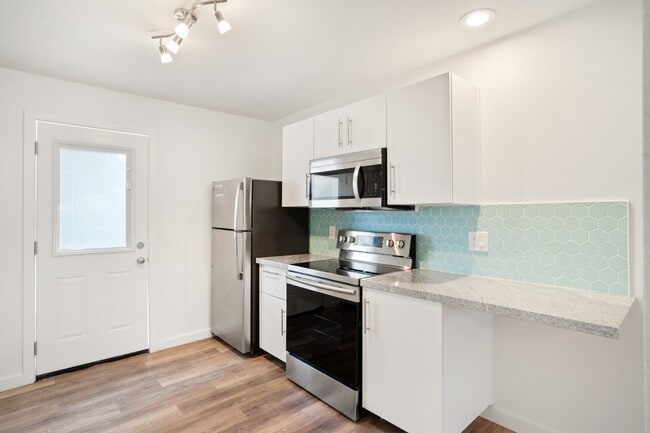 Building Photo - Beautiful 2 bedroom with private backyard Unit 2 Rental
