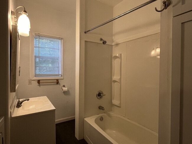 Photo - 3 Bedroom House for Lease!!