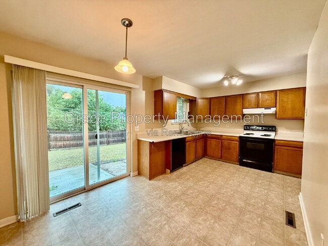 Photo - 1070 Iris St