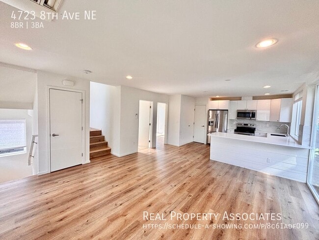 4723 8th Ave NE