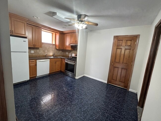 Building Photo - 1115 130th St Unit Beautiful one bedroom Rental