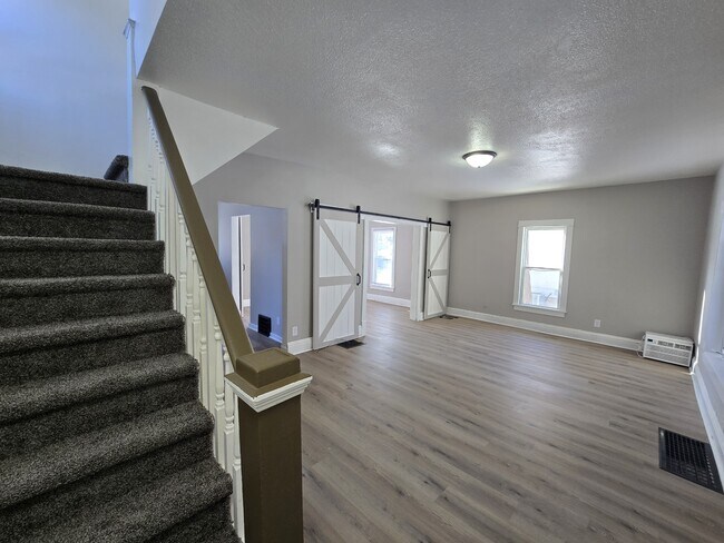 Photo - 827 Dawson St