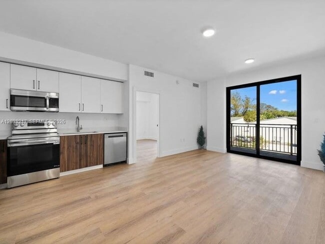 Building Photo - 2479 NE 192 St Unit 306