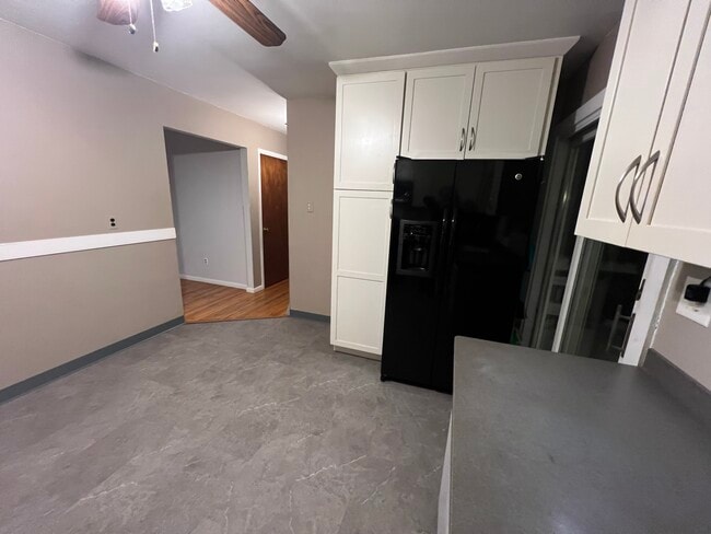 Kitchen / dine-in space - 31 Perimeter Rd
