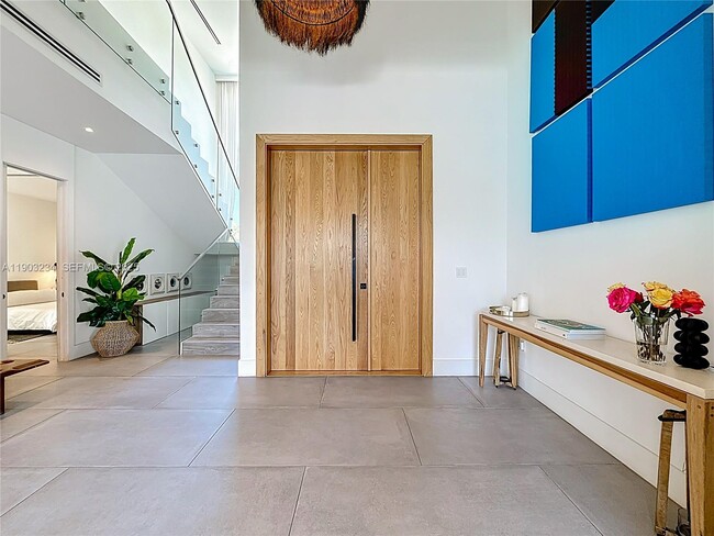 Photo - 561 Warren Ln