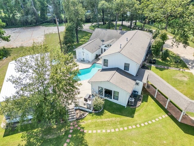 Building Photo - 8402 Matthews Ln