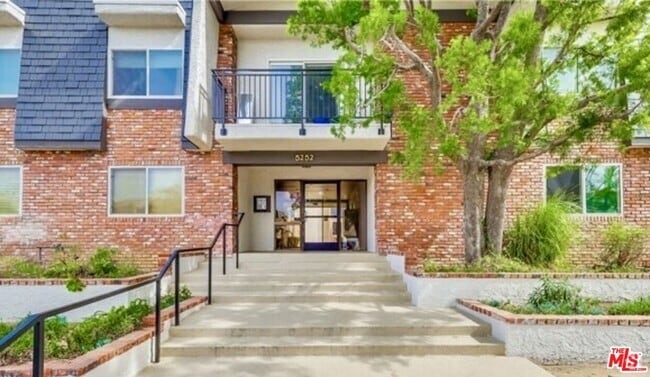 Building Photo - 5252 Coldwater Canyon Ave Unit 207 Rental