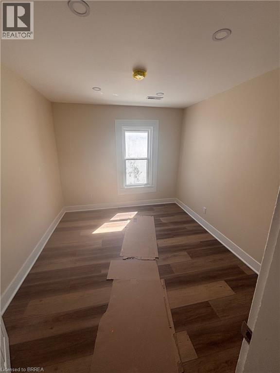 Photo - 130 King St