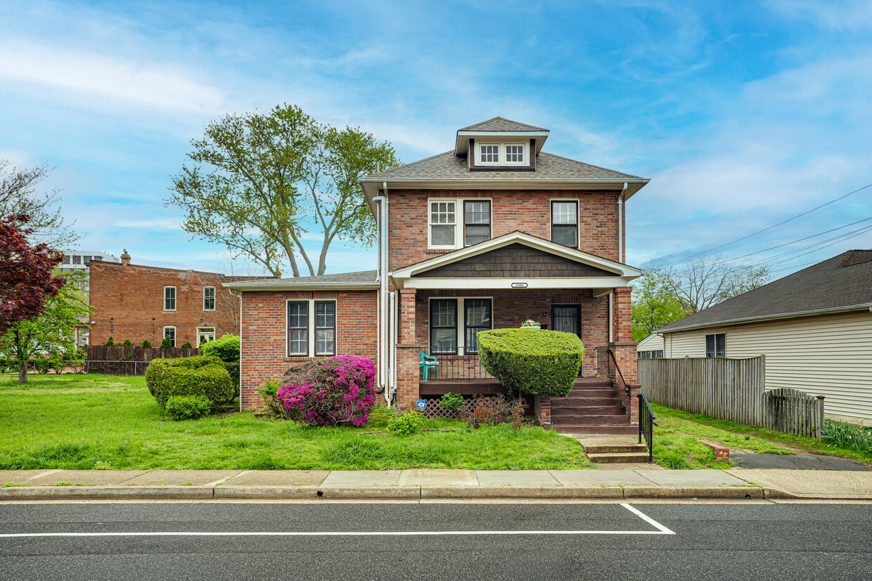 All brick colonial - 1006 S Rolfe St (Arlington, VA)
