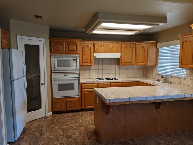 Photo - Wonderful home close to Clovis North and Copper River offering a large backyard, updated fixtures...