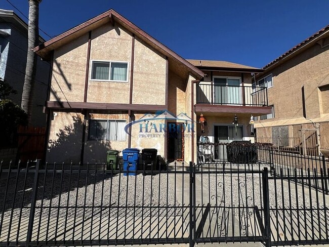 Building Photo - 672 W 12th St Unit 3