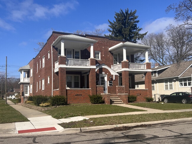 Front of building. Upper left deck is for this unit.