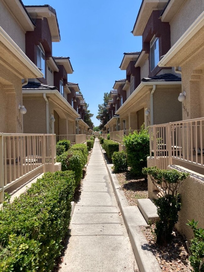 Building Photo - Townhouse 3 bedroom 2.5 bath 2 car garage