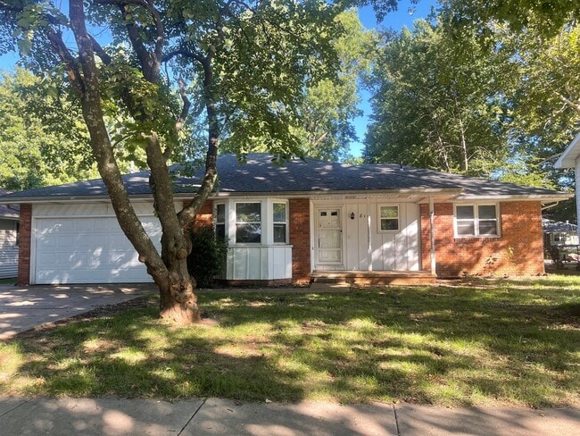 Building Photo - 3 Bedroom with 3 live areas + Office! Rental