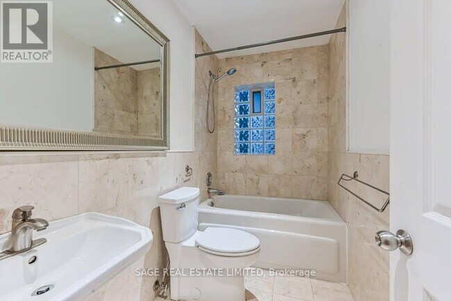 Photo - 650 Markham St