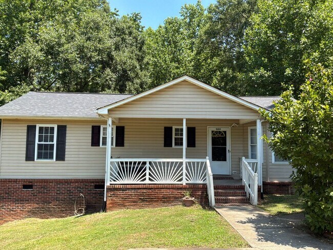 Building Photo - Available Now!! Three Bedroom Two Full Bath Home!
