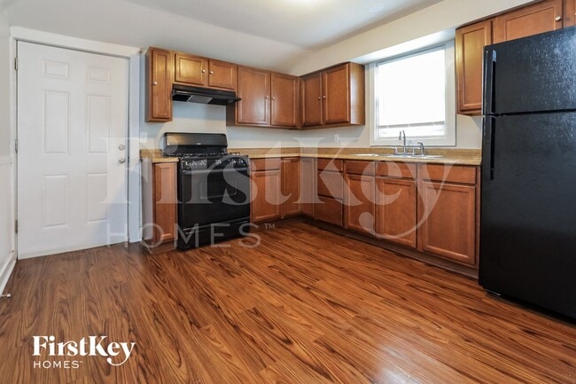 Photo - 438 Claim St