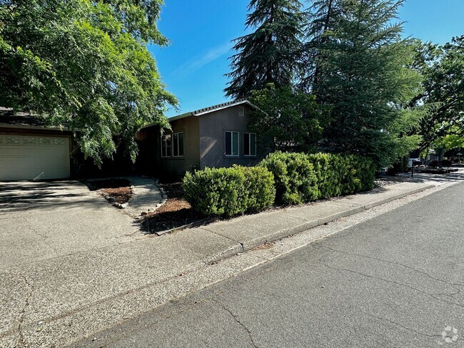 Building Photo - Spacious 1 Bedroom with RIVER TRAIL ACCESS!! Rental