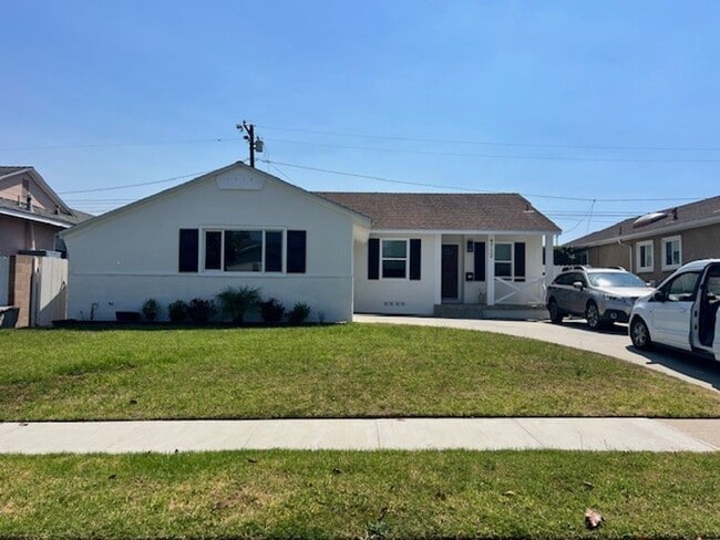 Building Photo - Beautifully Maintained 3 bedroom home