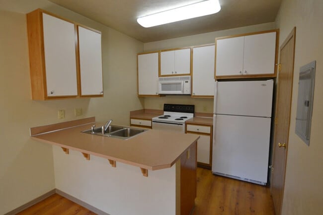 Photo - 2 Bed Townhouse with lots of Storage! Blocks from U of O!! Unit D