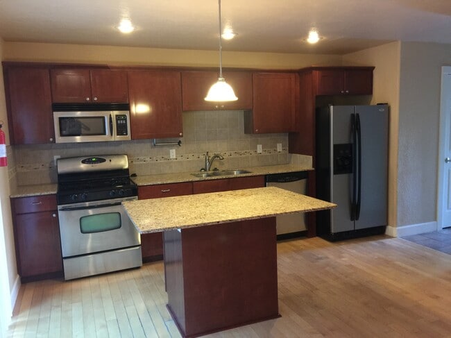 Photo - 431 SE Spring St