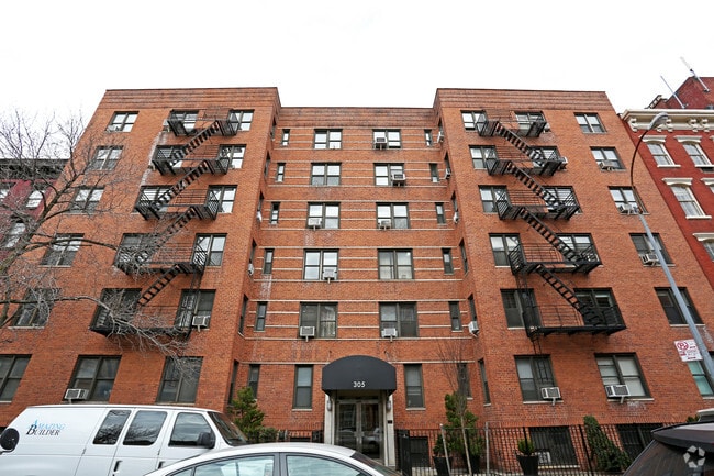 Photo - 305 W 18th St