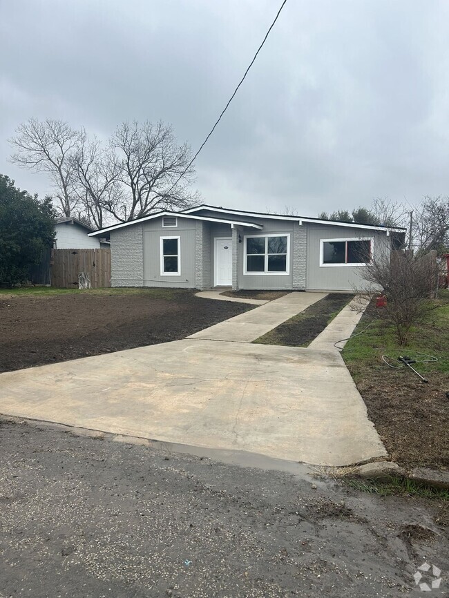 Building Photo - Charming Renovated Home with Huge Backyard!