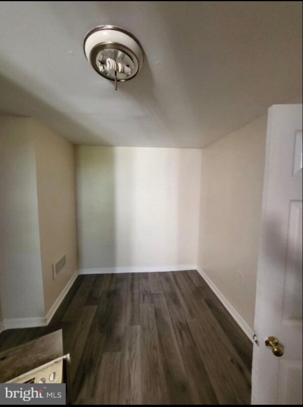 Photo - 5855 Windsor Ave