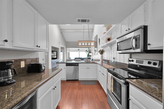 Photo - 39 Lakeview Village