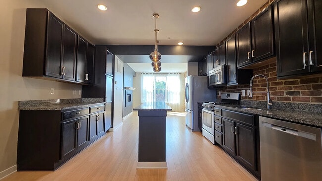 Photo - 1409 Trafalgar Ln