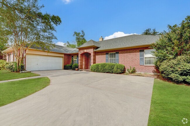 Building Photo - Gorgeous 4-Bedroom Home with Inviting Livi...