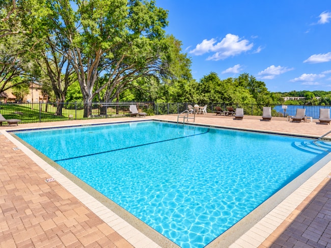 305 Lakepointe Dr Unit 302