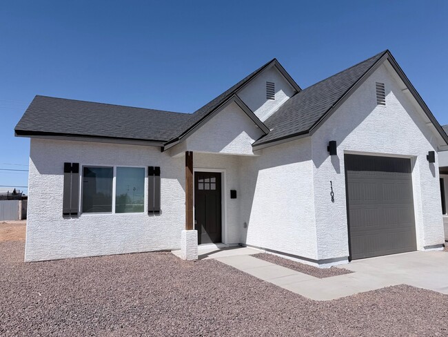 Photo - 1108 E 4th St