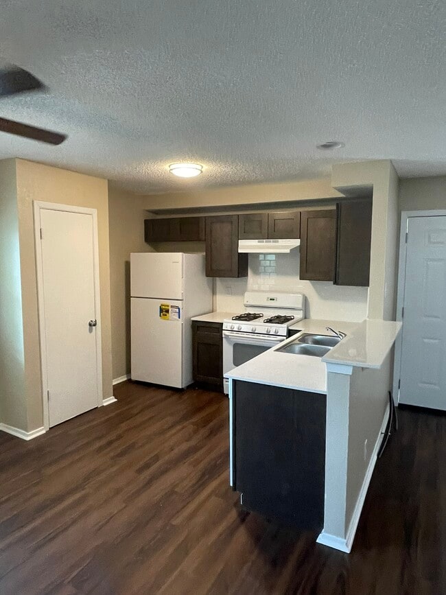 Photo - 400 Algerita Dr