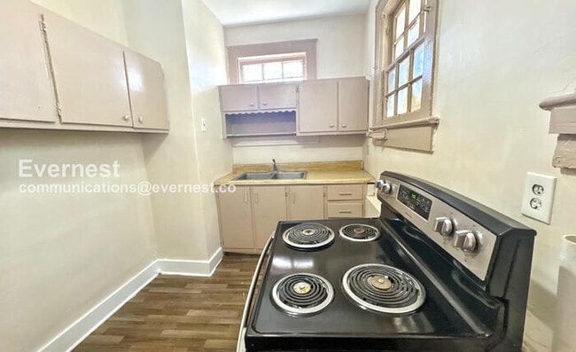 Photo - 904 3rd St W